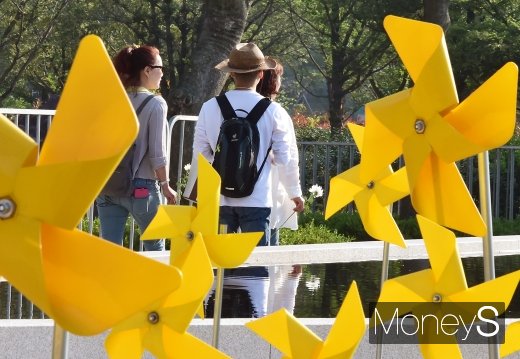 [머니S포토] 노무현 서거 10주기, 한손에 국화 꽃 들고