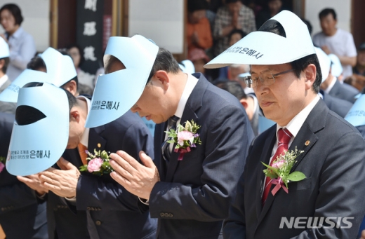 오른쪽 황교안. /사진=뉴시스