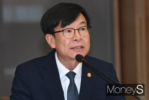 김상조 공정거래위원장이 23일 대한상공회의소 회관에서 열린 15개 그룹 전문경영인과의 정책간담회에서 모두발언을 하고 있다. / 사진=장동규 기자