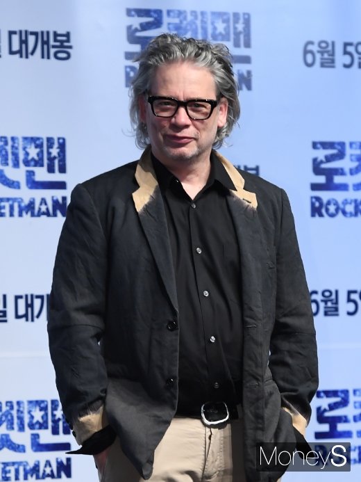 [머니S포토] '로켓맨' 감독 덱스터 플리처, 개성 넘치는 패션