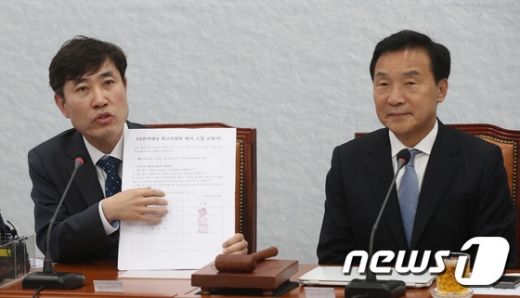 하태경 바른미래당 의원이 지난 22일 오전 서울 여의도 국회에서 열린 임시 최고위원회의에서 최고위원회 소집 요청서를 들고 발언을 하고 있다. /사진=뉴스1