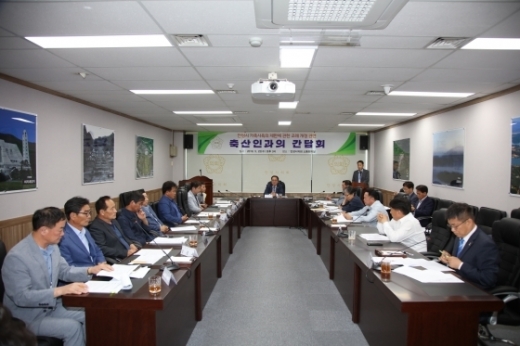 지난 22일 안성시의회 소통회의실에서 안성시 가축사육의 제한에 관한 조례 개정 관련 축산인과의 간담회가 열렸다. / 사진제공=안성시의회