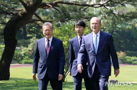 문재인 대통령 부시 전 미국 대통령. /사진=뉴시스