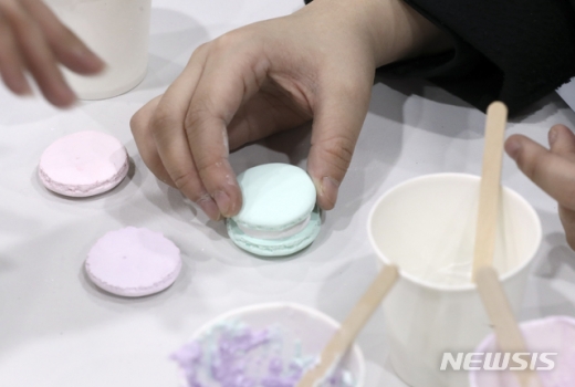 '힐링페어2019'를 찾은 관람객이 마카롱을 만들고 있는 모습. /사진=뉴시스
