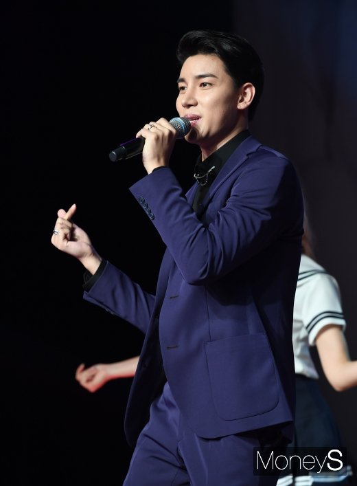 [머니S포토] 노지훈 '손가락 하트~'