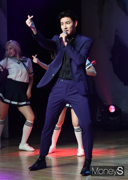 [머니S포토] 노지훈 '느낌있게 손가락 하트'