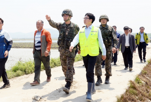 최종환 파주시장 민통선 지역 출입통제 개방을 위한 현장방문(탄현면). / 사진제공=파주시