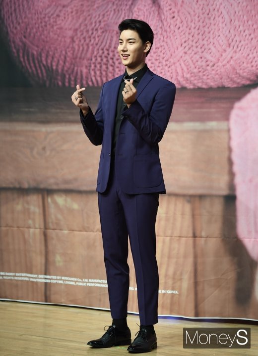 [머니S포토] 노지훈 '하트 뿅뿅'