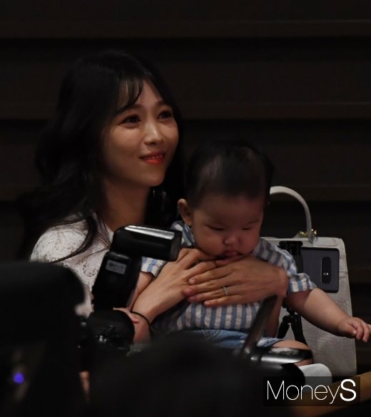 [머니S포토] 아이와 함께 응원온 노지훈 아내 이은혜