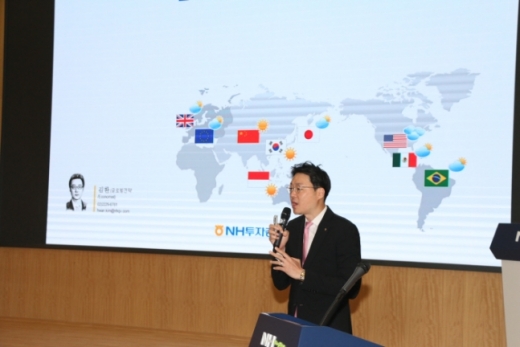 21일 서울 중구 소재 농협금융 본사에서 열린 '2019년 FX시장 전망과 주요이슈' 강연에서 NH투자증권 김환 애널리스트가 강의하고 있다./사진제공=NH농협금융지주