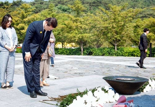 [머니S포토] 노무현 전 대통령 참배하는 이용섭 광주광역시 시장