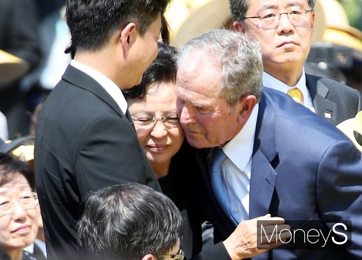 [머니S포토] 권양숙 여사 위로하는 부시 전 미국 대통령