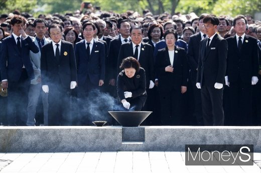 [머니S포토] 노무현 서거 10주기, 분향하는 김정숙 여사