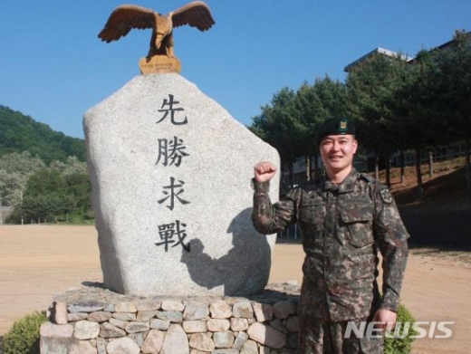 김선길 상사가 부대 상징물 앞에서 주먹을 불끈 쥔 자세를 취하고 있다. /사진=뉴시스