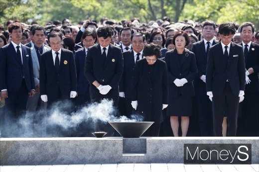 [머니S포토] 노무현 서거 10주기, 유가족-내외빈 묘역 참배