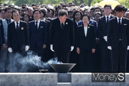 [머니S포토] 노무현 서거 10주기, 참배하는 이낙연 총리