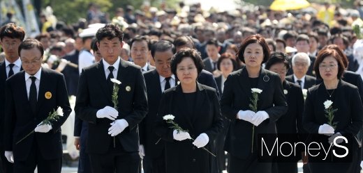 [머니S포토] 노무현 서거 10주기, 한송이의 국화를…