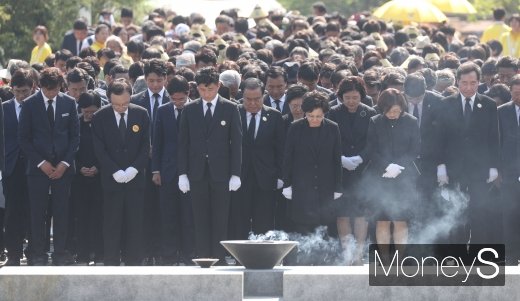 [머니S포토] 노무현 전 대통령 추모하는 묵념