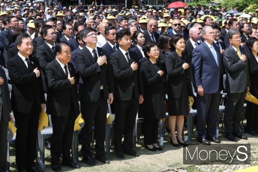 [머니S포토] 가슴에 손 얹은 권양숙 여사와 김정숙 여사