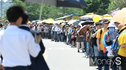 [머니S포토] 불볕 더위 이랑곳 않는 노무현 전 대통령 추모 행렬