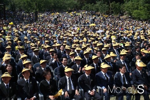 [머니S포토] 인산인해 이룬 추모객들이 연출한 '노란 물결'