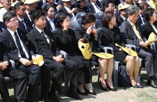 [머니S포토] 노무현 전 대통령 추모하며 눈물 짓는 김정숙 여사