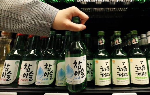 서울 시내 한 백화점에서 한 고객이 소주를 고르고 있다. / 사진=머니투데이DB