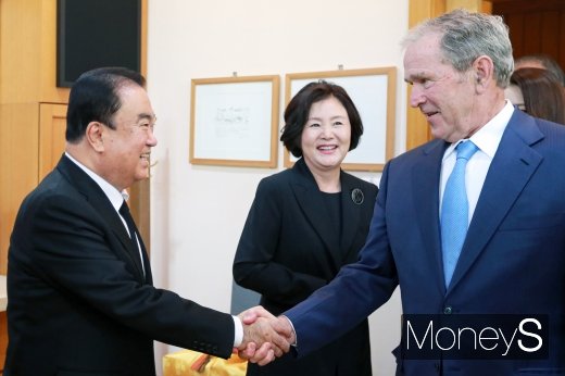 [머니S포토] 노무현 전 대통령 첫 비서실장과 조지 부시 전 미국 대통령