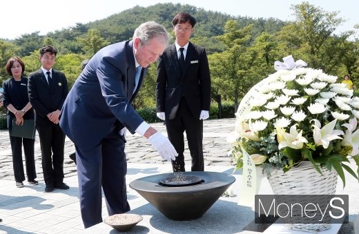 [머니S포토] 노무현 서거 10주기, 분향하는 조지 부시 전 미국 대통령