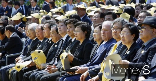 [머니S포토] 노무현 전 대통령 추모하는 이들의 눈빛