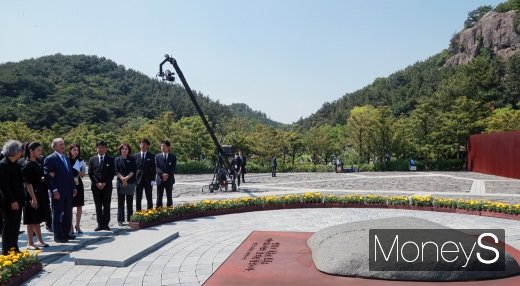 [머니S포토] 조지 W 부시, 노무현 서거 10주기 묘역 찾아…