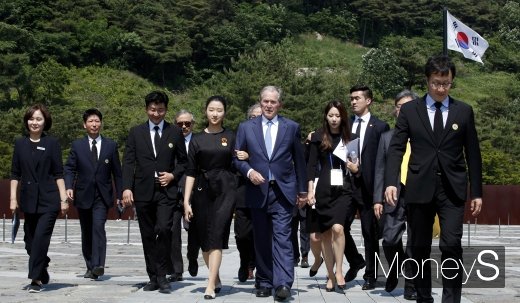 [머니S포토] 옛 정상외교 파트너 추모 마친 조지 W 부시