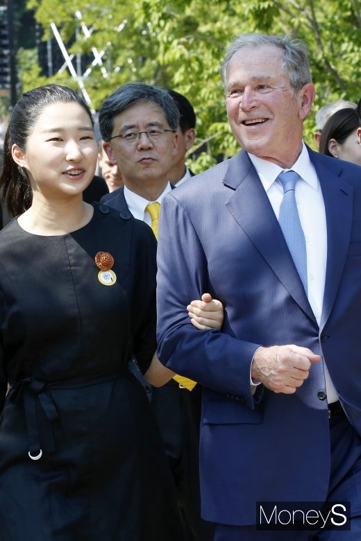 [머니S포토] 조지 W 부시 팔장 낀 소녀, 알고 보니 노 전 대통령 손녀