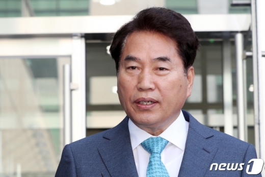공직선거법 위반 혐의로 기소된 백군기 용인시장이 23일 오후 경기도 수원시 영통구 수원지방법원에서 열린 선고 공판을 마치고 입장을 밝히고 있다. /사진=뉴스1