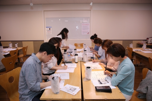 캘리그래피를 하고 있는 공직자들. / 사진제공=경기북부청