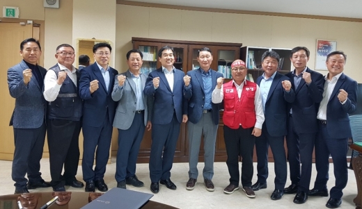 남양여객 노사, 수원시 관계자들이 협상 타결 후 함께 하고 있다. / 사진제공=수원시
