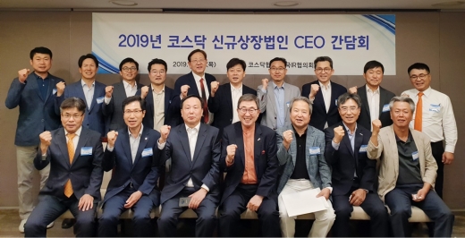 간담회에는 정철 나무기술 대표, 이승원 나우아이비캐피탈 대표, 반호영 네오펙트 대표, 오춘택 노바텍 대표, 이준각 대보마그네틱 대표, 박정병 디알젬 대표, 한승우 디지캡 대표, 최민석 디케이앤디 대표, 송성태 마이크로텍 대표, 윤정현 바이오솔루션 대표, 전병희 싸이토젠 대표, 전희권 에스퓨얼셀 대표, 김병훈 에코프로비엠 대표, 한성준 옵티팜 대표, 송윤진 코스닥협회 상근부회장, 김현철 한국IR협의회 상근부회장, 김영춘 한국거래소 상무, 황을문 서린바이오사이언스 회장, 김홍철 코스닥협회 전무가 참석했다. /사진=코스닥협회