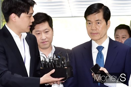 [머니S포토] 취재진 질문 받는 김태한 삼바 대표