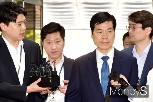 [머니S포토] '증거 인멸' 질문에 고개 돌린 삼바 대표