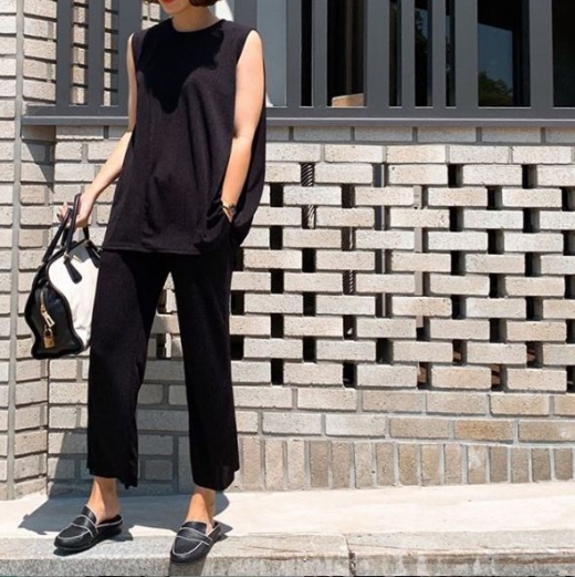 랄라라운지 냉장교복. /사진=랄라라운지 인스타그램 캡처
