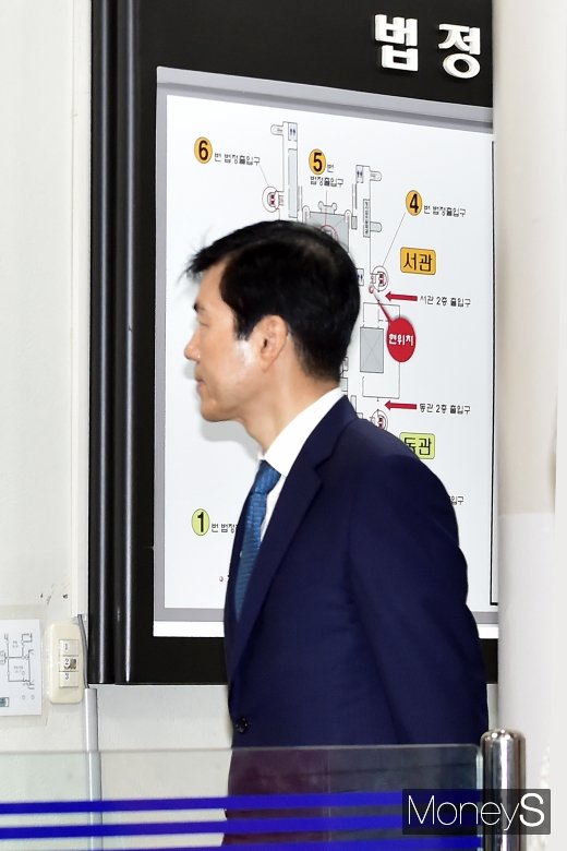 [머니S포토] 법정으로 향하는 김태한 삼바 대표