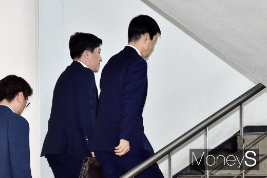 [머니S포토] 김태한 삼바 대표, 법정 향하는 뒷모습