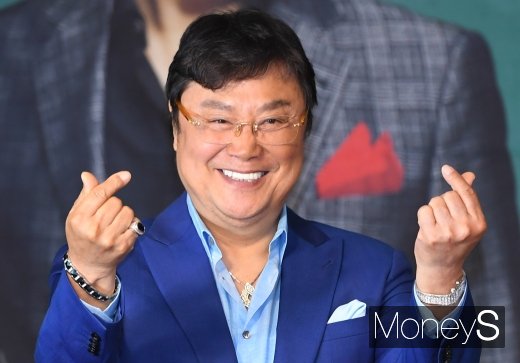 [머니S포토] 남진, 신세대 손가락 하트