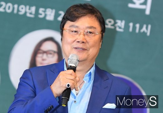 [머니S포토] 남진 '55년 동안 사랑해주셔서 감사합니다~'