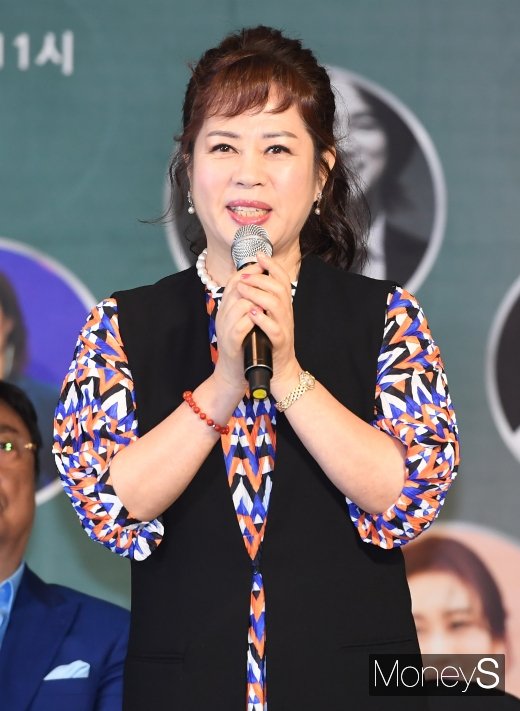 [머니S포토] 축사하는 이자연 가수협회장