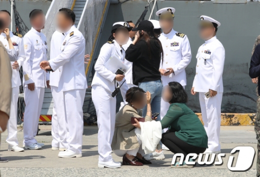 사고 발생 직후 부상 장병 가족들이 눈물을 흘리고 있다. /사진=뉴스1