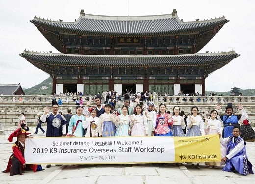 워크샵 프로그램 중 경복궁 관람에 참석한 현지직원들이 한복을 착용하고 기념사진을 촬영하고 있다. / 사진=KB손해보험