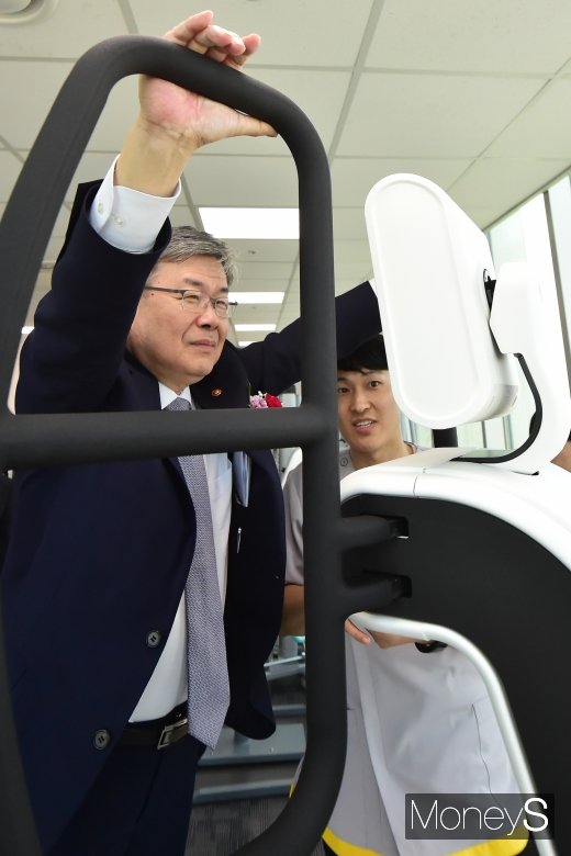 [머니S포토] 재활치료 시설 체험하는 이재갑 장관