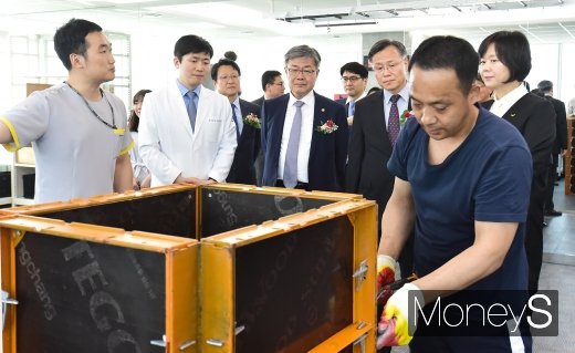 [머니S포토] 직업 재활프로그램 살피는 이재갑 장관