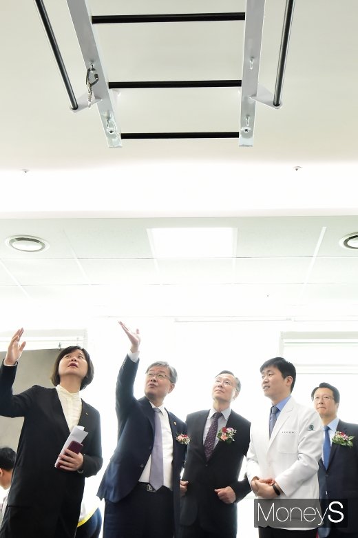 [머니S포토] 근로복지공단 서울의원 개소, 보고 또 보고